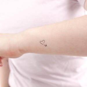 Winziges Flugzeug und Herz temporäres Tattoo (3er Set)