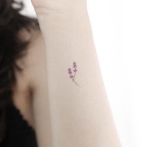 Piccolo tatuaggio temporaneo alla lavanda acquerello (set di 3)