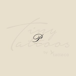 Könnte beinhalten: Ein schwarzes, kursives temporäres Tattoo mit dem Buchstaben "P". Das Tattoo ist 1,5 cm lang und wird auf einem beigefarbenen Hintergrund mit den Worten "Tiny Tattoos" und "by tatteco" im Hintergrund angezeigt.