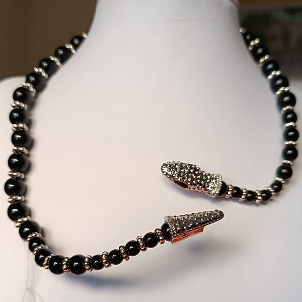 Collier ras de cou bracelet serpent noir semi-rigide