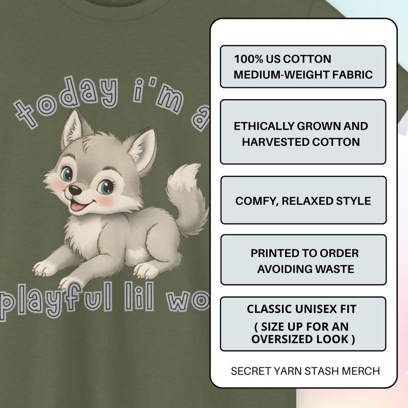 以下が含まれることがあります： オリーブグリーンのTシャツ。漫画のオオカミと「today i'm a playful lil wo」の文字がプリントされています。生地、スタイル、印刷に関する情報が含まれています。クラシックなユニセックスフィットです。