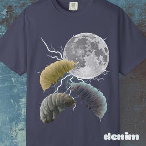 Op de afbeelding: Marineblauw T-shirt met een grafisch ontwerp met drie waterberen, een volle maan en bliksem. Het woord "denim" staat onderaan gedrukt. Het shirt is gemaakt van een zacht, comfortabel materiaal.