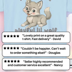 以下が含まれることがあります： 漫画のオオカミと「playful lil wolf」の文字が入った水色のTシャツ。画像には、星評価と製品に関する引用を含む顧客レビューが含まれています。