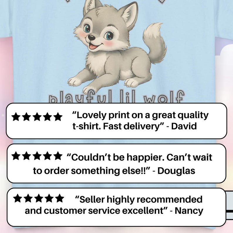 以下が含まれることがあります： 漫画のオオカミと「playful lil wolf」の文字が入った水色のTシャツ。画像には、星評価と製品に関する引用を含む顧客レビューが含まれています。