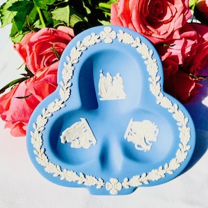Vintage Wedgwood Blue Jasperware Trefoil Trinket Dish – Classical Relief Tray – UK Made – Neoclassical Home Decor Gift-Original Box-Pin dish