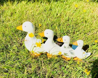 Vintage 1990s Cast Iron Duck Door Stop – 4 Ducks – White & Yellow – Rustic Farmhouse Decor – Heavy Door Holder Metal – Cottage Decor Animal
