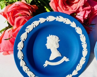 Wedgwood Silver Jubilee Round Dish – 1977 Royal Blue Jasperware Queen Elizabeth II – 11cm Commemorative Sweet Trinket Tray with Box-Pin dish