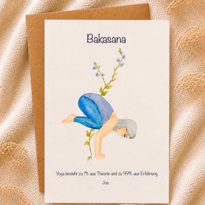 Könnte beinhalten: Eine Grußkarte mit einer Aquarellillustration der Yoga-Pose Bakasana. Die Karte zeigt eine Figur in blauer und grauer Kleidung, mit dem Namen der Pose oben. Die Karte enthält auch Text auf Deutsch.