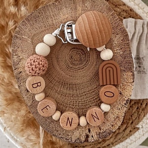 Schnullerkette mit Name Personalisiert Geschenk Geburt Holzperlen Holzbuchstaben Regenbogen Boho Babygeschenk Braun Beige Bild 1