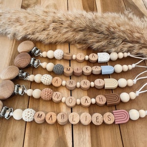 Schnullerkette mit Name Personalisiert Geschenk Geburt Holzperlen Holzbuchstaben Regenbogen Boho Babygeschenk Braun Beige Bild 3