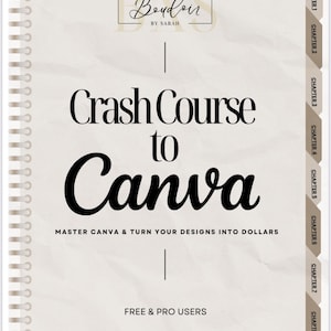Peut inclure: Un carnet blanc et beige texturé avec une reliure spirale noire. La couverture présente le texte "Boudoir by Sarah" et "Crash Course to Canva" en noir. Le texte "Master Canva & Turn Your Designs Into Dollars" et "Free & Pro Users" est également en noir. Le carnet comporte huit chapitres, étiquetés "Chapitre 1" à "Chapitre 8" sur le côté droit.