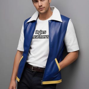 Könnte beinhalten: Eine blaue Lederweste mit weißem Kragen und gelben Taschenbesatz. Die Weste wird über einem weißen T-Shirt mit dem Text "Aries Leathers" getragen. Das Model trägt einen braunen Gürtel und eine schwarze Hose.
