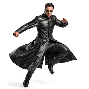 Puede incluir: Una gabardina larga de cuero negro con cuello alto y cierre de botones frontal, combinada con pantalones de cuero negro a juego y zapatos de cuero negro. El conjunto se completa con unas gafas de sol rectangulares de montura fina.
