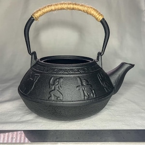 Japanese Cast Iron Teapot: Oriental Design, 10 fl oz