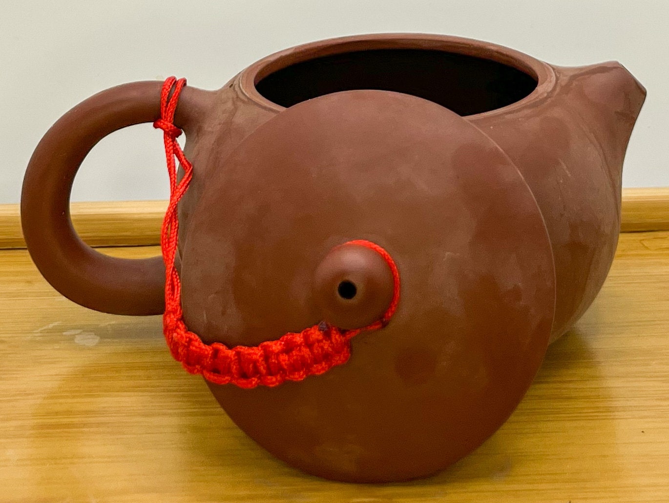 Yixing Red Clay Teapot 250ml Pu'erh & Oolong Tea Pot 8.8 Fluid Ounces Comes With Gift Box