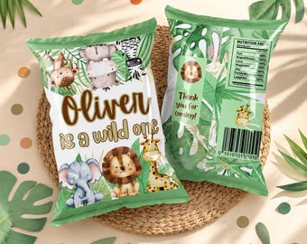 Könnte beinhalten: Zwei personalisierte Snacktüten im Dschungel-Design mit Illustrationen von Affe, Nilpferd, Zebra, Elefant, Löwe und Giraffe. Der Text lautet Oliver is a wild one, Thank you for coming, inklusive Nährwerttabelle und Strichcode.