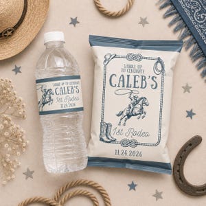 Könnte beinhalten: Eine durchsichtige Plastikwasserflasche und eine Snacktüte mit blau-cremefarbenen Etiketten, die einen Cowboy auf einem Pferd, ein Lasso, Cowboystiefel und einen Hut zeigen. Der Text lautet: SADDLE UP TO CELEBRATE CALEB'S 1st Rodeo 11.24.2026.