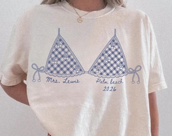 Gepersonaliseerde bikini grafisch vrijgezellenshirt, zomertopje, vrijgezellenshirt kust, aangepast mevr-shirt, Beach Bach Party-T-shirt