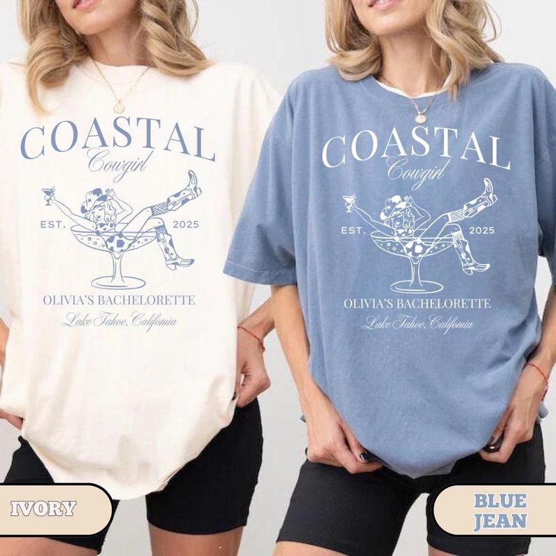 K&ouml;nnte beinhalten: Zwei T-Shirts in den Farben Elfenbein und Jeansblau mit einem grafischen Design einer Frau in einem Cowboyhut, die in einem Champagnerglas sitzt. Der Text auf den Shirts lautet "COASTAL Cowgirl EST. 2025 OLIVIA'S BACHELORETTE Lake Tahoe, California"