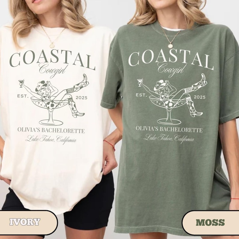 K&ouml;nnte beinhalten: Zwei T-Shirts f&uuml;r Frauen mit einem grafischen Design einer Frau in einem Cowboyhut, die ein Margarita-Glas h&auml;lt. Der Text auf den Shirts lautet "COASTAL Cowgirl EST. 2025 OLIVIA'S BACHELORETTE Lake Tahoe, California". Die Shirts sind in Elfenbein und Moos erh&auml;ltlich.