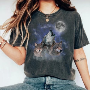 Vintage Wolf 90s Graphic Shirt, Wolf Moon Tee, Nostalgia Unisex Oversize Tee, Wolf Family Vintage T-Shirt, Vintage Distressed Shirts, Wolf