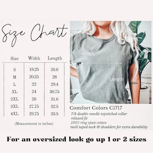 Op de afbeelding: Maattabel voor een T-shirt met afmetingen in inches voor maten S tot en met 4XL. De tabel toont de breedte en lengte van elke maat. De tekst "Comfort Colors C1717" is zichtbaar, samen met details over de constructie en de stof van het T-shirt. De tekst "Voor een oversized look, ga een of twee maten omhoog" is ook zichtbaar.