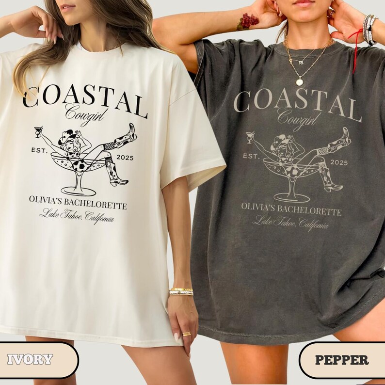 K&ouml;nnte beinhalten: Zwei &uuml;bergro&szlig;e T-Shirts mit einem grafischen Design einer Cowgirl in einem Martini-Glas. Der Text auf den Shirts lautet "COASTAL Cowgirl EST. 2025 OLIVIA'S BACHELORETTE Lake Tahoe, California". Die Shirts sind in den Farben Elfenbein und Pfeffer.