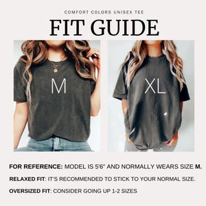 K&ouml;nnte beinhalten: Gr&ouml;&szlig;enratgeber f&uuml;r ein Unisex-T-Shirt. Das Model tr&auml;gt Gr&ouml;&szlig;e M und Gr&ouml;&szlig;e XL. Der Text lautet: "ZUR REFERENZ: DAS MODEL IST 1,68 M GROSS UND TR&Auml;GT NORMALERWEISE GR&Ouml;SSE M. LOCKERE PASSFORM: ES WIRD EMPFOHLEN, BEI IHRER NORMALEN GR&Ouml;SSE ZU BLEIBEN. &Uuml;BERGR&Ouml;SSE: ERW&Auml;GEN SIE, EINE ODER ZWEI GR&Ouml;SSEN GR&Ouml;SSER ZU GEHEN"