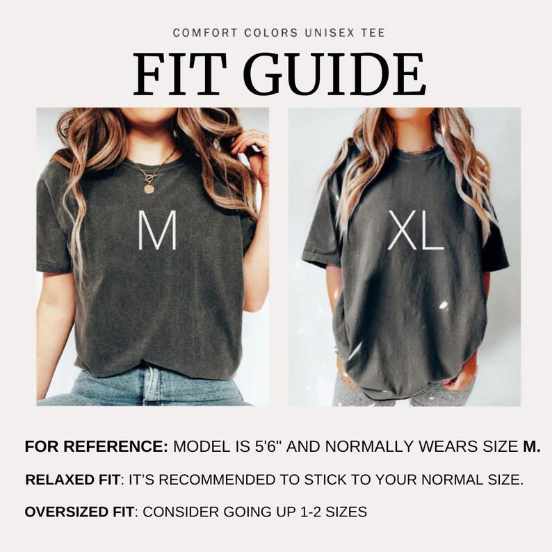 K&ouml;nnte beinhalten: Gr&ouml;&szlig;enratgeber f&uuml;r ein Unisex-T-Shirt. Das Model tr&auml;gt Gr&ouml;&szlig;e M und Gr&ouml;&szlig;e XL. Der Text lautet: "ZUR REFERENZ: DAS MODEL IST 1,68 M GROSS UND TR&Auml;GT NORMALERWEISE GR&Ouml;SSE M. LOCKERE PASSFORM: ES WIRD EMPFOHLEN, BEI IHRER NORMALEN GR&Ouml;SSE ZU BLEIBEN. &Uuml;BERGR&Ouml;SSE: ERW&Auml;GEN SIE, EINE ODER ZWEI GR&Ouml;SSEN GR&Ouml;SSER ZU GEHEN"