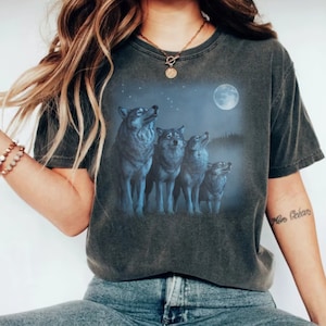 Vintage Wolf 90s Graphic Shirt, howling Wolf Retro Shirt, Nostalgia Unisex Oversize Tee, 2000s Nature Moon Shirt, Wolf Moon Tee, Grey Wolf