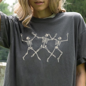 Comfort Colors® Shirt Retro Dancing Skeleton Y2K Tee, Vintage Graphic T-Shirt Grunge Gothic Tshirt, 90s Dark Art Trendy Gift for Him and Her
