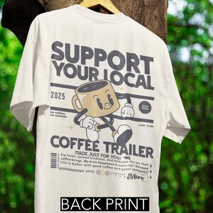 Camiseta con estampado de café en la espalda Comfort Colors®: camiseta con tráiler para apoyar a tu café local, gráfico retro de barista, regalo estético para amantes del café.