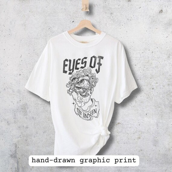 手描きダークアートコンフォートカラーズ®Tシャツ、Y2Kグランジ 