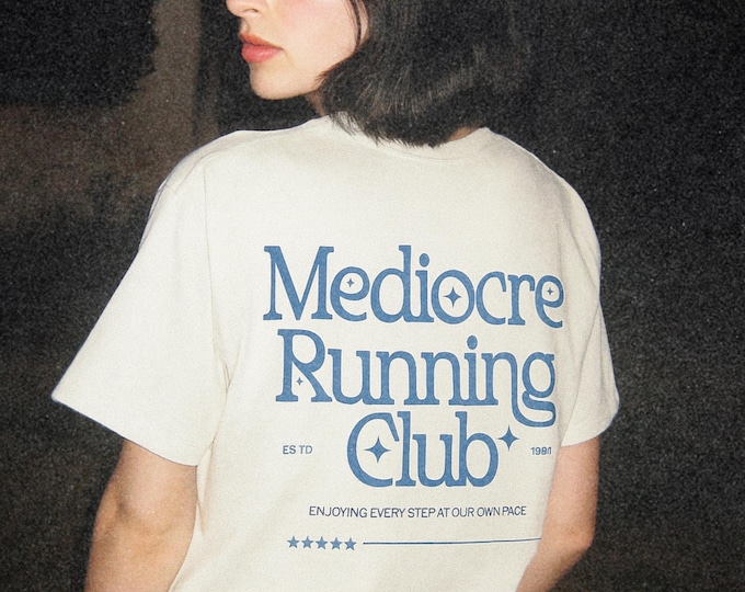 Camiseta Comfort Colors® de Mediocre Running Club: Camiseta deportiva con gráficos para entrenar