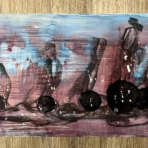 Könnte beinhalten: Abstrakte Aquarellmalerei auf Papier, mit einer Mischung aus lila, blau und weißen Farbtönen. Das Kunstwerk zeigt stilisierte Figuren und Formen mit dunklen Umrissen und schwarzen kreisförmigen Formen, die eine einzigartige Komposition bilden.