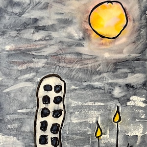 Peut inclure: Peinture à l'aquarelle d'un paysage urbain au crépuscule. Un grand bâtiment blanc avec des fenêtres sombres se dresse devant un ciel nuageux et gris et un soleil jaune vif. Deux flammes jaunes stylisées sont au premier plan.