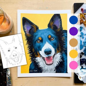 Puede incluir: Retrato colorido de un perro con pelaje azul y blanco, sobre un fondo amarillo. La pintura incluye una paleta de colores y un dibujo lineal. También se ven pinceles y una vela.