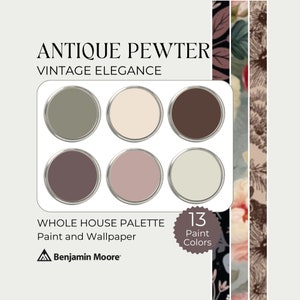 Può includere: Una tavolozza di colori per la pittura chiamata "Antique Pewter" con un tema di eleganza vintage. La tavolozza comprende sei colori disposti in cerchio. I colori sono: verde salvia, bianco sporco, marrone, malva, rosa polvere e verde chiaro. Il testo "Whole House Palette" e "Paint and Wallpaper" si trova sotto i campioni di colore. Il testo "13 Paint Colors" è in un cerchio con un design a stella.
