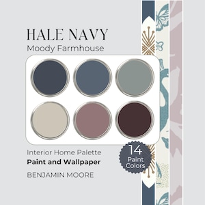 Può includere: Un moodboard per una tavolozza di colori Hale Navy, che presenta sei campioni di vernice in tonalità di blu, grigio, beige, rosa e marrone. Il testo "Hale Navy Moody Farmhouse" è in cima al pannello. Il testo "Interior Home Palette Paint and Wallpaper BENJAMIN MOORE" è in fondo al pannello. Un adesivo circolare con il testo "14 Paint Colors" è nell'angolo in basso a destra.