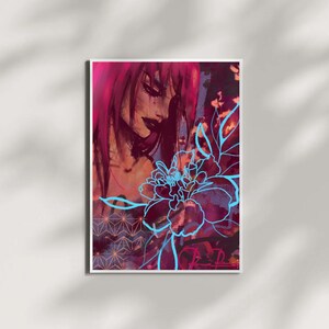Könnte beinhalten: Kunstdruck mit einer Frau mit pinkfarbenem Haar und einem blauen Blumendesign. Das Kunstwerk hat eine dunkle, stimmungsvolle Farbpalette mit Rot-, Lila- und Schwarztönen. Der Druck ist in einem weißen Rahmen eingefasst.