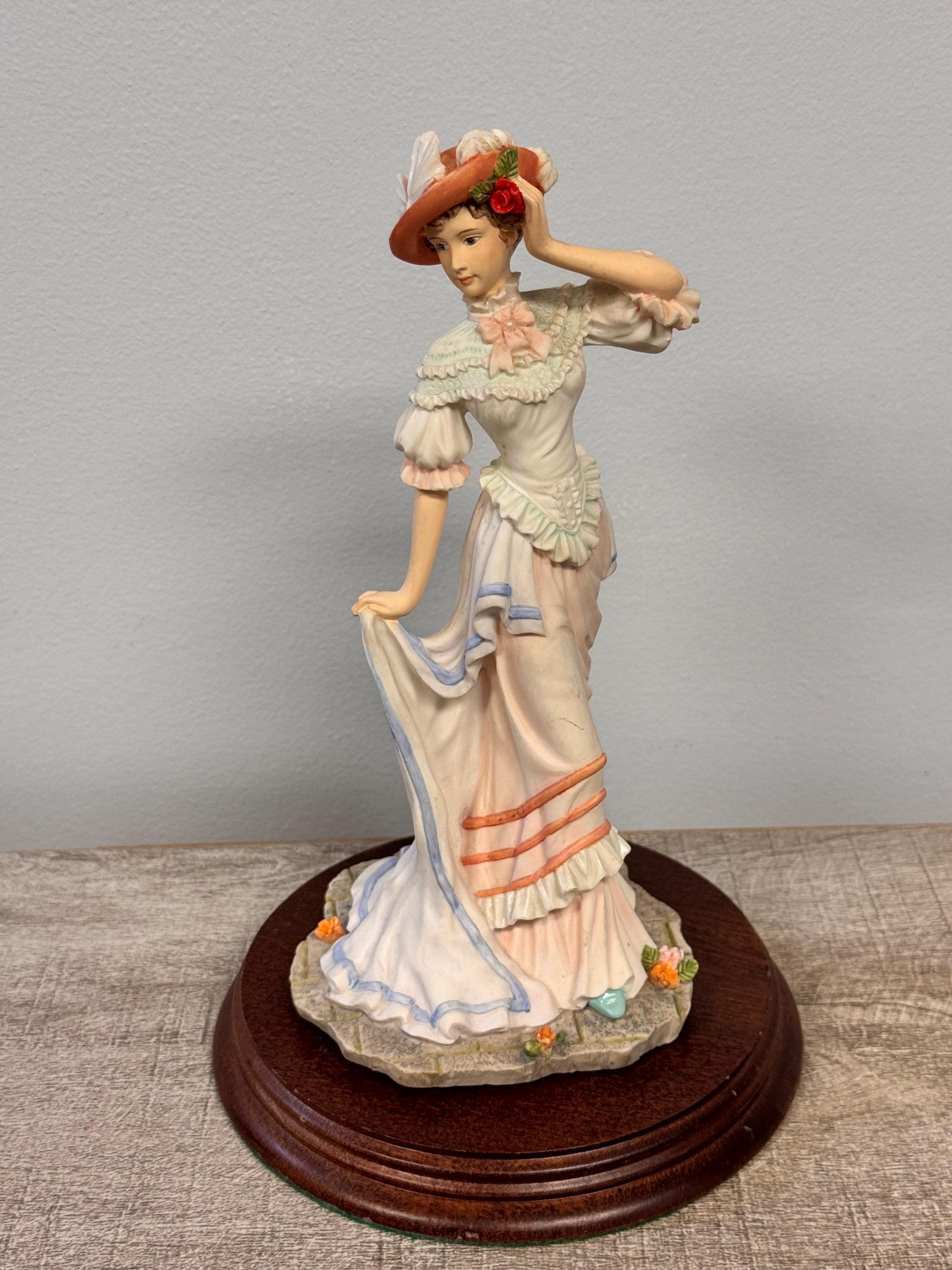 Leonardo Collection イギリス陶器製人形と舞台装置のフィギュア The Leonardo Collection Figurine - Etsy