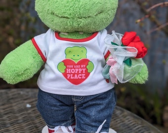 Frühling Grün Frosch bilden einen Bär in schwer zu finden Outfit im Ruhestand komplett mit Strauß roter Rosen Wristie.