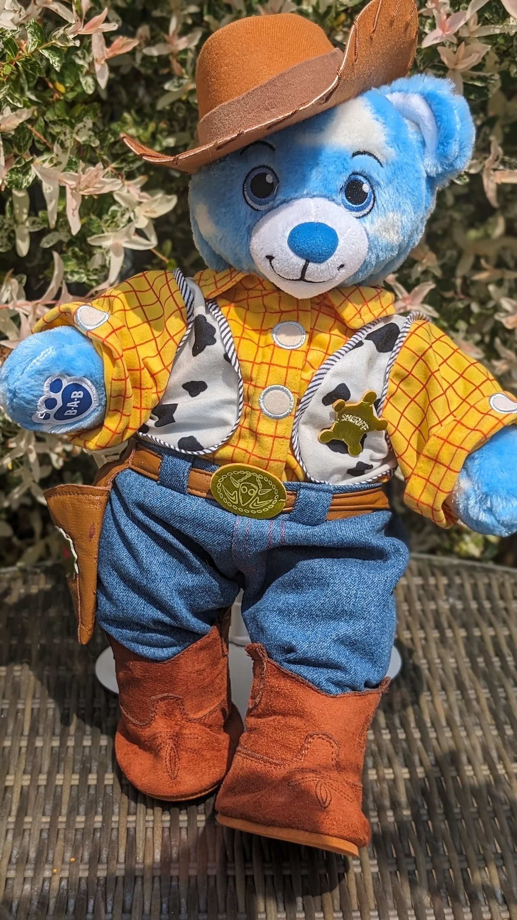 Toy story construye un oso con el traje completo de Woody