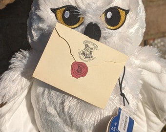 Harry Potters Eule Hedwig im Ruhestand baut einen Bären mit Hogwarts-Brief
