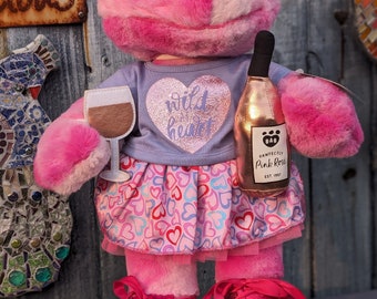 "Pinkes Batikmuster ""Wild At Heart"" mit BABW Flasche & Glas Rosewein-Armbändern."