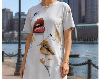 オリジナルアクリル画Tシャツドレス – 抽象的な唇の肖像、赤と金のアート