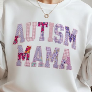 Puede incluir: Un letrero de madera rústica con el texto "Welcome to our home" en letras blancas. El letrero presenta un acabado envejecido y un diseño simple y acogedor, perfecto para la decoración de la entrada.