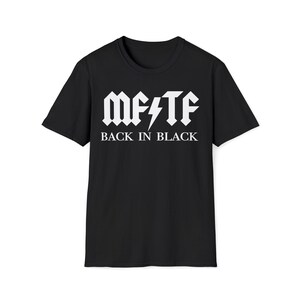 Può includere: T-shirt nero girocollo con la scritta bianca "MF/TF" sopra "BACK IN BLACK". Il design include un fulmine. La maglietta è realizzata in un materiale morbido.