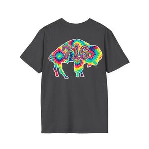 Op de afbeelding: Donkergrijs t-shirt met een tie-dye buffel ontwerp en het nummer "716". De buffel is wit omlijnd en het tie-dye patroon bevat levendige kleuren zoals blauw, groen, geel en rood.
