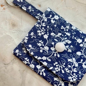 Porte-monnaie en coton fait main, pochette pour airpod, argent de vacances, poche, porte-clés, idée cadeau, portefeuille de voyage pour enfants, pochette pour médicaments, porte-tampon. Blue & White Floral